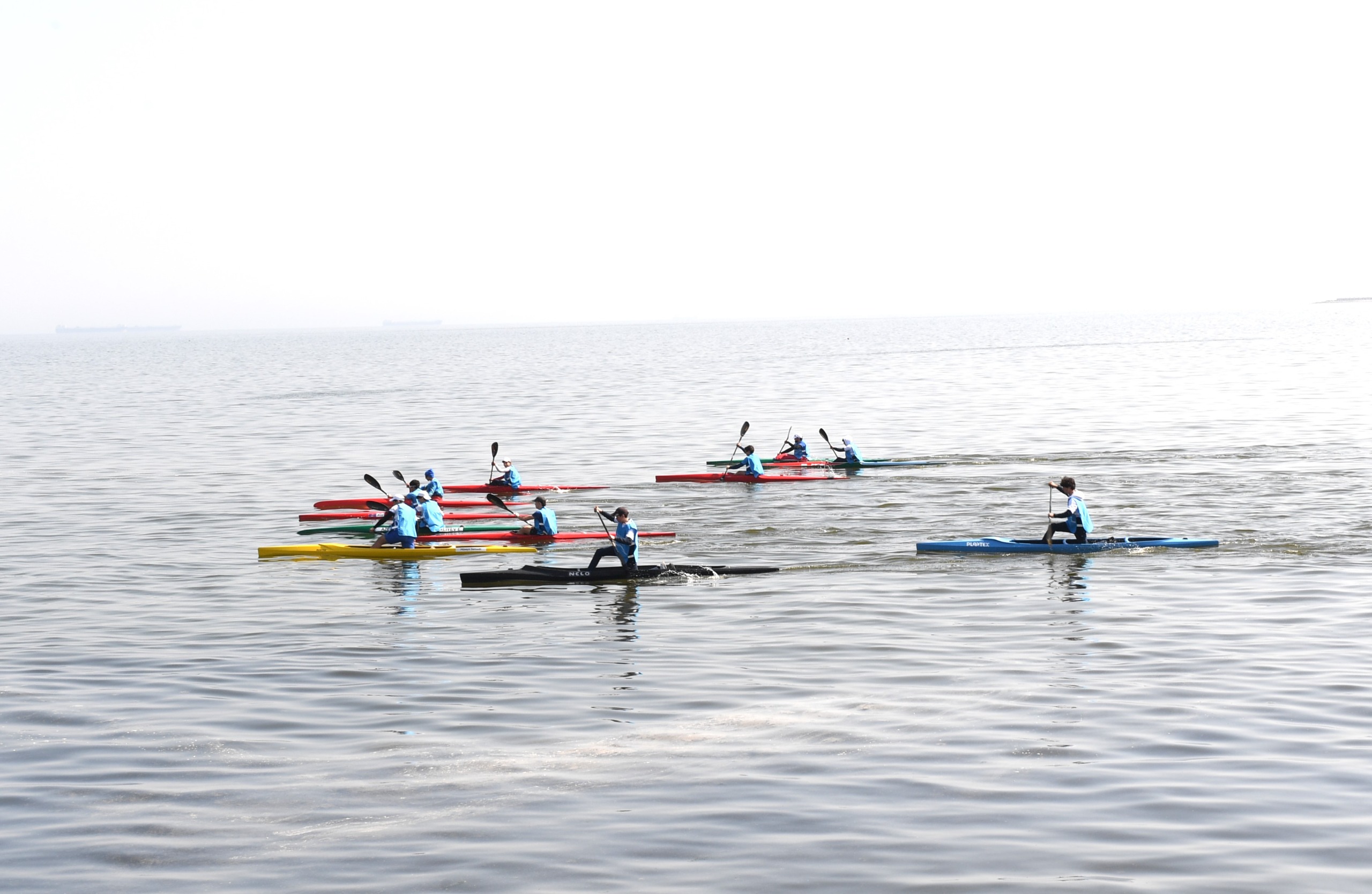 Bakıda Xəzərin suları avarçəkmə və yelkənli qayıqlarla bəzəndi (FOTO)
